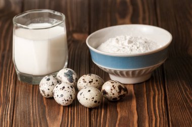 Karanlık rustik ahşap zemin üzerine ev yapımı hamur işleri için malzemeler pişirme. mutfak kavramı kopya alanı