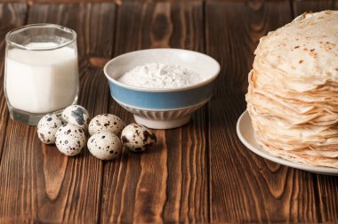 Krep, ahşap arka plan üzerinde hazırlanması için malzemeler.