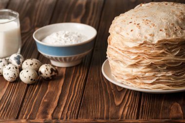 Krep, ahşap arka plan üzerinde hazırlanması için malzemeler.