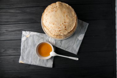 Bal ve ceviz, vintage beyaz tabak, Kepçe, koyu ahşap masa ile ev yapımı kek.