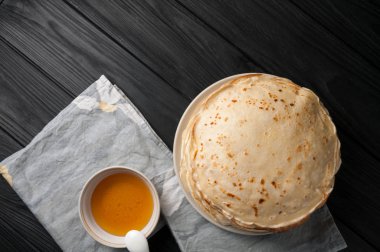 Bal ve ceviz, vintage beyaz tabak, Kepçe, koyu ahşap masa ile ev yapımı kek.