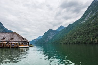 Konigssee Lake, Bavyera, Alpler, Almanya dağlarında bir ahşap ev.
