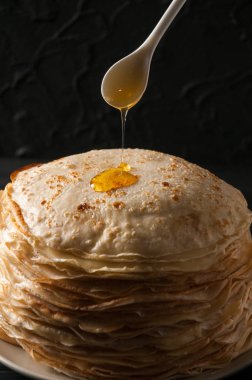 Bal ve ceviz, vintage beyaz tabak, Kepçe, koyu ahşap masa ile ev yapımı kek.