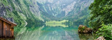 Dağ gölü Obersee Almanca Alpleri'nde Panoraması. Bavyera, Almanya.