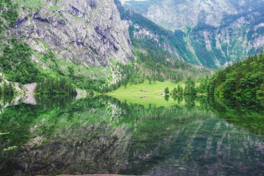 Büyük yaz Obersee Gölü Panoraması. İsviçre Alpleri, Nafels Köyü konumu, İsviçre, Europe yeşil sabah sahne. Doğa kavramı arka plan güzelliği.