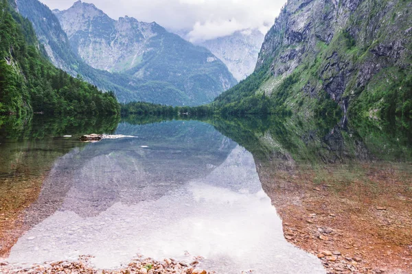 伟大的夏日全景欧伯湖湖。绿色早晨场面瑞士阿尔卑斯, Nafels 村庄位置, 瑞士, 欧洲。自然美的概念背景. — 图库照片