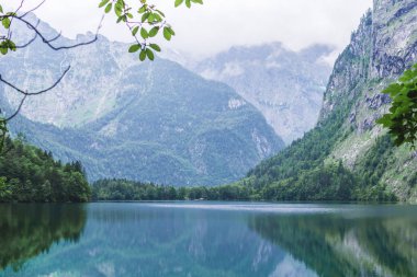 Büyük yaz Obersee Gölü Panoraması. İsviçre Alpleri, Nafels Köyü konumu, İsviçre, Europe yeşil sabah sahne. Doğa kavramı arka plan güzelliği.