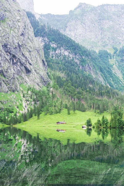 Tolles Sommerpanorama auf den Obersee. grüne Morgenlandschaft der Schweizer Alpen, nafels dorf lage, schweiz, europa. Schönheit der Natur Konzept Hintergrund. — Stockfoto