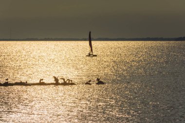 Gün batımında, deniz yat yatçılık. Lüks Yat deniz günbatımı sırasında romantik gezi.