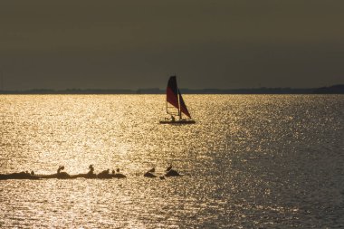 Gün batımında, deniz yat yatçılık. Lüks Yat deniz günbatımı sırasında romantik gezi.