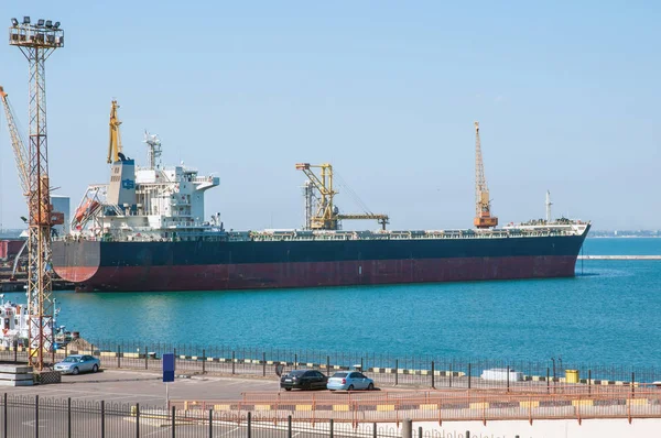一艘大型集装箱船停泊在乌克兰敖德萨港的码头上。2015.07.23 免版税图库图片