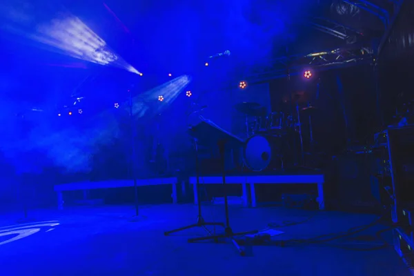 Una escena durante un concierto de rock, con instrumentos musicales y luces de escenario, un espectáculo de rock, después de una actuación, sin gente . — Foto de Stock