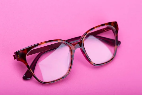 Ochelari de soare frumoși izolați pe un fundal roz cu strălucire pe lentile . — Fotografie, imagine de stoc