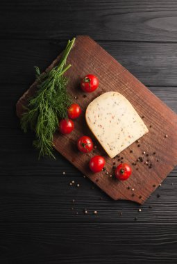 Peynir kahverengi ahşap tahtası siyah ahşap zemin, che