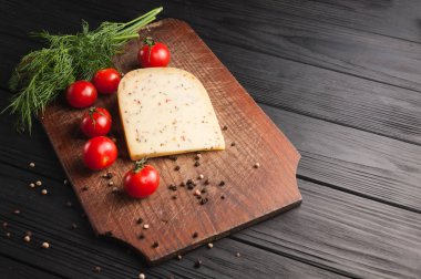 Peynir kahverengi ahşap tahtası siyah ahşap zemin, che