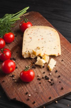 Peynir kahverengi ahşap tahtası siyah ahşap zemin, che