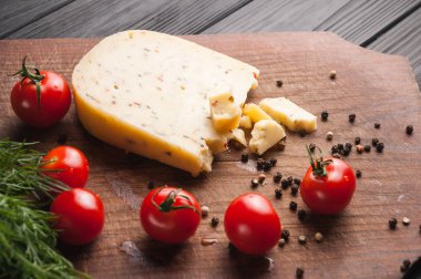 Peynir kahverengi ahşap tahtası siyah ahşap zemin, che