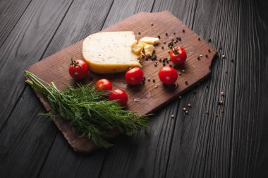 Peynir kahverengi ahşap tahtası siyah ahşap zemin, che