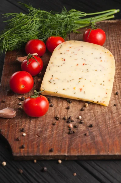 Peynir kahverengi ahşap tahtası siyah ahşap zemin, che