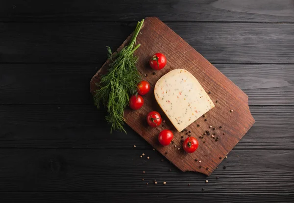 Peynir kahverengi ahşap tahtası siyah ahşap zemin, che