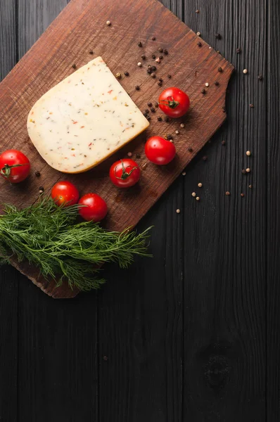 Peynir kahverengi ahşap tahtası siyah ahşap zemin, che