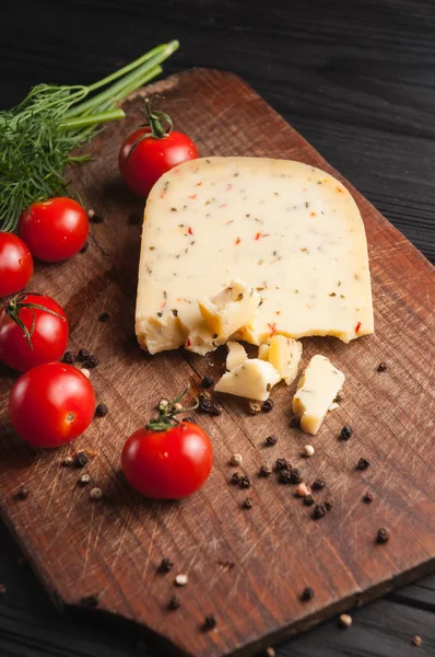 Peynir kahverengi ahşap tahtası siyah ahşap zemin, che