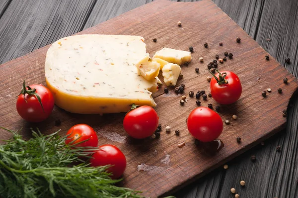 Peynir kahverengi ahşap tahtası siyah ahşap zemin, che