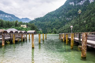 Alpler, göl Obersee Berchstengaden zemin karşı yaz tekne dok