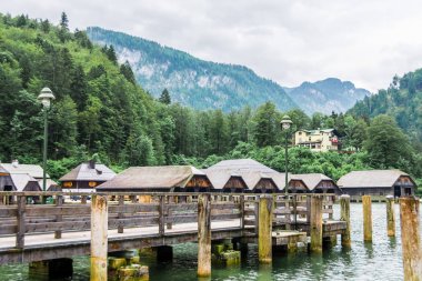 Alpler, göl Obersee Berchstengaden zemin karşı yaz tekne dok