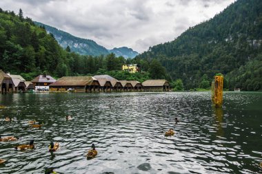 Alpler, göl Obersee Berchstengaden zemin karşı yaz tekne dok