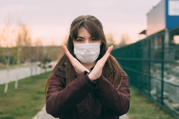COVID-19 Пандемія Коронавірус Жінка на вулицях міста, одягнена маска для поширення вірусу SARS-CoV-2. Дівчина з захисною маскою на обличчі від хвороби Коронавіруса 2019. Стокове Фото