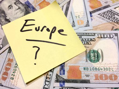 Amerikan nakit parası ve soru işaretli Avrupa yazılı sarı yapışkan not