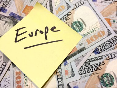 Amerikan nakit parası ve Avrupa yazılı sarı yapışkan not.