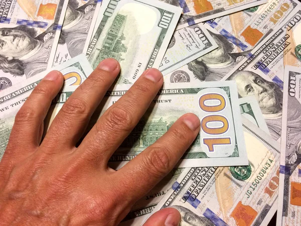 Amerikai dollár, kézzel a pénzen — Stock Fotó
