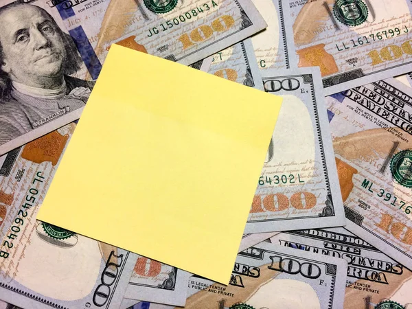 Amerikai készpénz Benjamin Franklinnel és üres sárga cetli — Stock Fotó