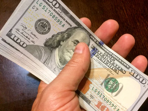 Στοίβα των χρημάτων που διατηρούνται στο χέρι — Φωτογραφία Αρχείου
