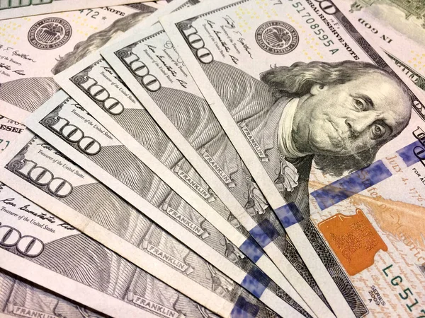 100 dolarlık banknotlar sağa saçıldı. — Stok fotoğraf