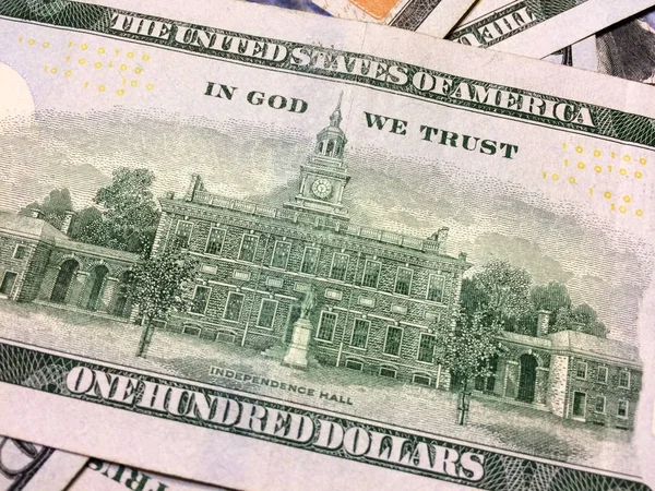 Gravur der Unabhängigkeitshalle auf amerikanischem Hundert-Dollar-Schein — Stockfoto