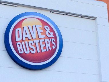 Dave ve Busters dışarıda.