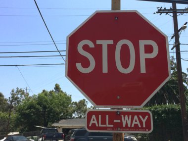 Köşedeki dur tabelası.