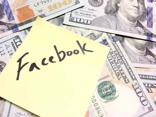Amerikan nakit parası ve metin Facebook ile sarı kağıt not