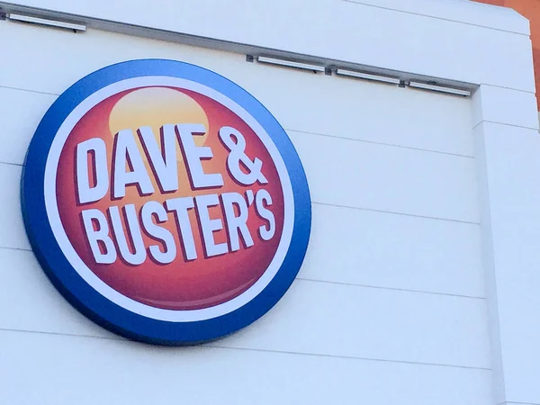 Dave ve Busters dışarıda.