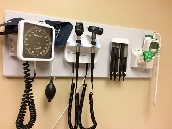 Duvarda tıbbi muayene araçları