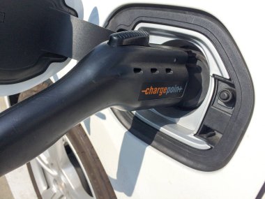 Elektrikli araç şarj oluyor. Yaklaş.