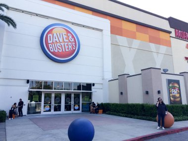 Dave ve Busters dışarıda.