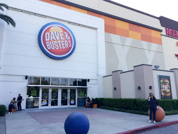 Dave ve Busters dışarıda.