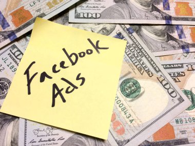 Amerikan nakit parası ve Facebook ilanları içeren sarı kağıt not.