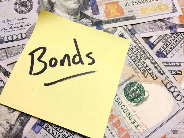 American cash money and yellow post it note with text Bonds — Stock Photo, Image
