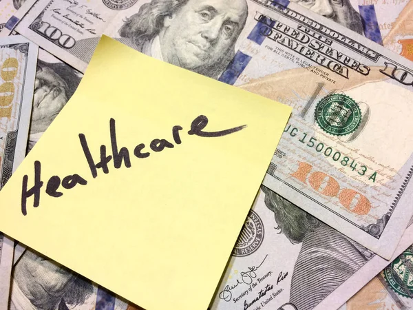 Amerikan nakit parası ve sarı kağıt para ile sağlık hizmeti — Stok fotoğraf