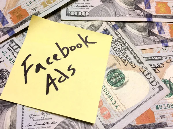 Amerikan nakit parası ve Facebook ilanları içeren sarı kağıt not.